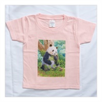 ■ポストカード付　【110サイズ】「山本二三氏×TANTAN 26th anniversaryコラボ 商品『肖像画デザインTシャツ（ライトピンク/こどもサイズ）』」