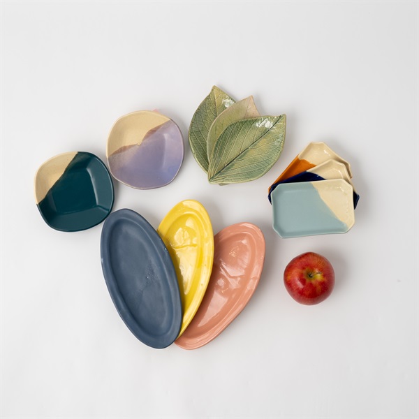 世界に一つだけ　「たたら技法」で作った手作り陶器セット（シチュエーションに合わせ５セット）(Ｅセット【盛り付け遊び】楕円×多角形×葉っぱの小皿コーデ)